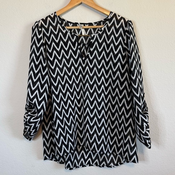 Live 4 Truth Black Cream Abstract Chevron Hi Lo Toll Tab Sleeves Lightweight Top - Picture 1 of 8